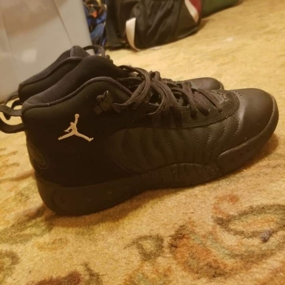 Jordans Black SZ 7Y - Picture 2 of 4
